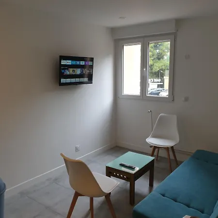Renove 2023 Proche Aeroport 5min, Gare Sncf 2 Min, Tramway Au Pied De L'immeuble , Parking Possible, Renovated 2023 Near The Airport 5 Min, Train Station 2 Min, Tram Next To The Building 1 Min, Parking Possible Ницца