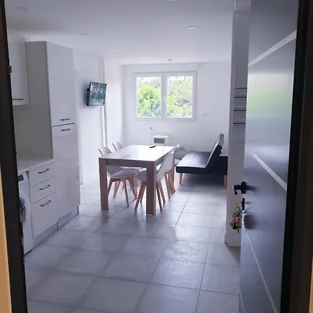 Renove 2023 Proche Aeroport 5min, Gare Sncf 2 Min, Tramway Au Pied De L'immeuble , Parking Possible, Renovated 2023 Near The Airport 5 Min, Train Station 2 Min, Tram Next To The Building 1 Min, Parking Possible Apartament Nicea