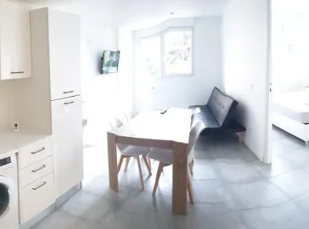 Renove 2023 Proche Aeroport 5min, Gare Sncf 2 Min, Tramway Au Pied De L'immeuble , Parking Possible, Renovated 2023 Near The Airport 5 Min, Train Station 2 Min, Tram Next To The Building 1 Min, Parking Possible * Ницца