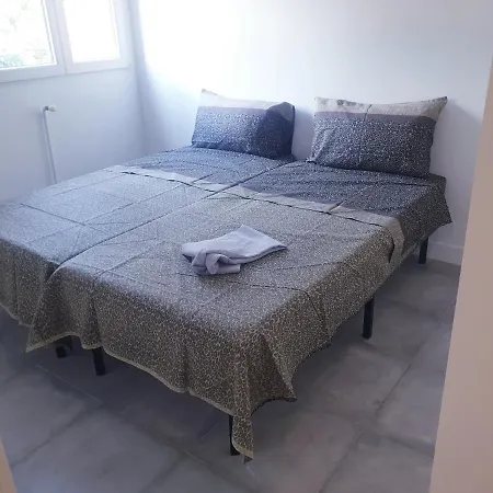 Apartament Renove 2023 Proche Aeroport 5min, Gare Sncf 2 Min, Tramway Au Pied De L'immeuble , Parking Possible, Renovated 2023 Near The Airport 5 Min, Train Station 2 Min, Tram Next To The Building 1 Min, Parking Possible *