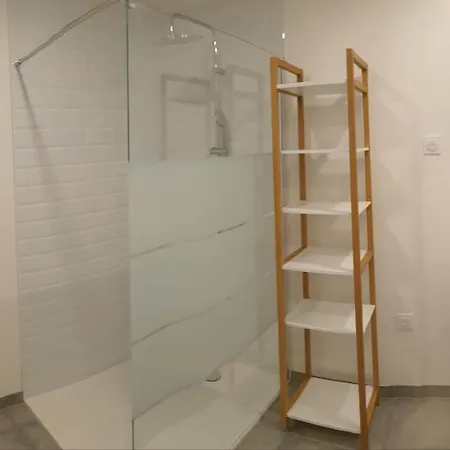 Renove 2023 Proche Aeroport 5min, Gare Sncf 2 Min, Tramway Au Pied De L'immeuble , Parking Possible, Renovated 2023 Near The Airport 5 Min, Train Station 2 Min, Tram Next To The Building 1 Min, Parking Possible Apartament Nicea