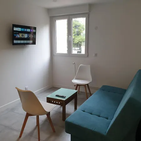 Renove 2023 Proche Aeroport 5min, Gare Sncf 2 Min, Tramway Au Pied De L'immeuble , Parking Possible, Renovated 2023 Near The Airport 5 Min, Train Station 2 Min, Tram Next To The Building 1 Min, Parking Possible Апартаменты *