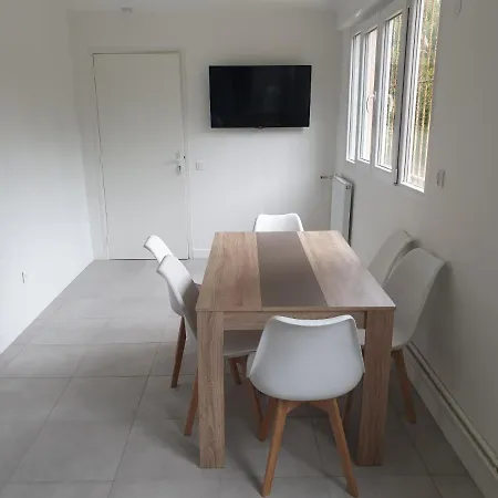 Renove 2023 Proche Aeroport 5min, Gare Sncf 2 Min, Tramway Au Pied De L'immeuble , Parking Possible, Renovated 2023 Near The Airport 5 Min, Train Station 2 Min, Tram Next To The Building 1 Min, Parking Possible Апартаменты *