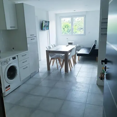 Renove 2023 Proche Aeroport 5min, Gare Sncf 2 Min, Tramway Au Pied De L'immeuble , Parking Possible, Renovated 2023 Near The Airport 5 Min, Train Station 2 Min, Tram Next To The Building 1 Min, Parking Possible Apartament Nicea