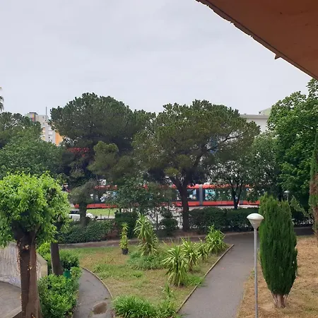 Renove 2023 Proche Aeroport 5min, Gare Sncf 2 Min, Tramway Au Pied De L'immeuble , Parking Possible, Renovated 2023 Near The Airport 5 Min, Train Station 2 Min, Tram Next To The Building 1 Min, Parking Possible Апартаменты *