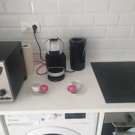 Apartament Renove 2023 Proche Aeroport 5min, Gare Sncf 2 Min, Tramway Au Pied De L'immeuble , Parking Possible, Renovated 2023 Near The Airport 5 Min, Train Station 2 Min, Tram Next To The Building 1 Min, Parking Possible