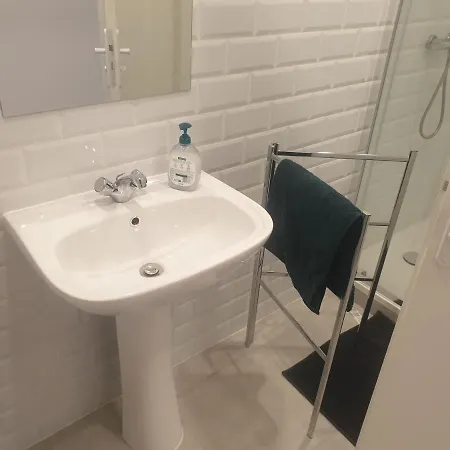 Apartament Renove 2023 Proche Aeroport 5min, Gare Sncf 2 Min, Tramway Au Pied De L'immeuble , Parking Possible, Renovated 2023 Near The Airport 5 Min, Train Station 2 Min, Tram Next To The Building 1 Min, Parking Possible Nicea