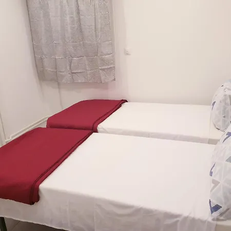 Apartament Renove 2023 Proche Aeroport 5min, Gare Sncf 2 Min, Tramway Au Pied De L'immeuble , Parking Possible, Renovated 2023 Near The Airport 5 Min, Train Station 2 Min, Tram Next To The Building 1 Min, Parking Possible *