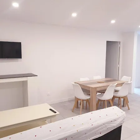 Апартаменты Renove 2023 Proche Aeroport 5min, Gare Sncf 2 Min, Tramway Au Pied De L'immeuble , Parking Possible, Renovated 2023 Near The Airport 5 Min, Train Station 2 Min, Tram Next To The Building 1 Min, Parking Possible *