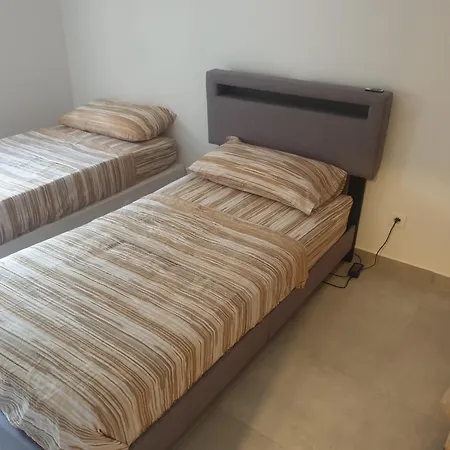 Apartament Renove 2023 Proche Aeroport 5min, Gare Sncf 2 Min, Tramway Au Pied De L'immeuble , Parking Possible, Renovated 2023 Near The Airport 5 Min, Train Station 2 Min, Tram Next To The Building 1 Min, Parking Possible