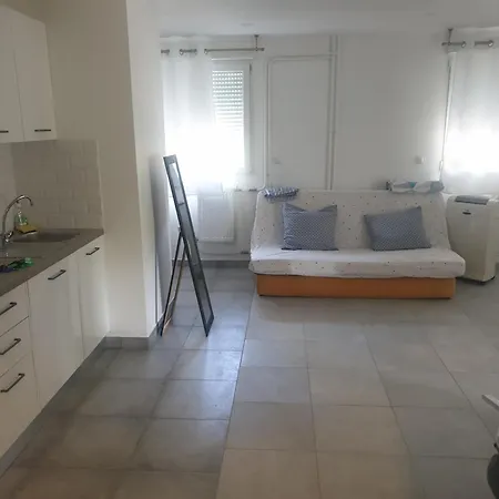 Apartament Renove 2023 Proche Aeroport 5min, Gare Sncf 2 Min, Tramway Au Pied De L'immeuble , Parking Possible, Renovated 2023 Near The Airport 5 Min, Train Station 2 Min, Tram Next To The Building 1 Min, Parking Possible *