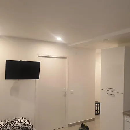 Renove 2023 Proche Aeroport 5min, Gare Sncf 2 Min, Tramway Au Pied De L'immeuble , Parking Possible, Renovated 2023 Near The Airport 5 Min, Train Station 2 Min, Tram Next To The Building 1 Min, Parking Possible Апартаменты *