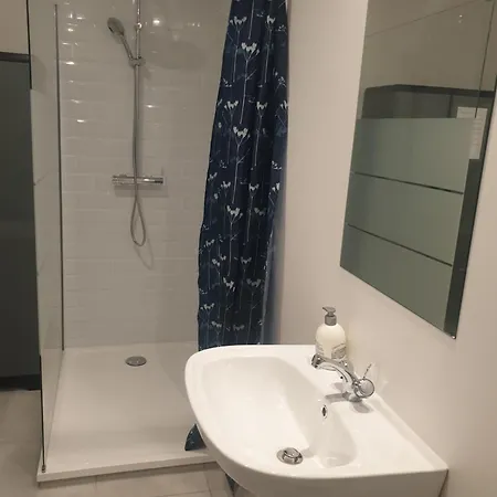 Renove 2023 Proche Aeroport 5min, Gare Sncf 2 Min, Tramway Au Pied De L'immeuble , Parking Possible, Renovated 2023 Near The Airport 5 Min, Train Station 2 Min, Tram Next To The Building 1 Min, Parking Possible Ницца