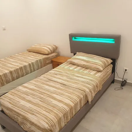 Apartament Renove 2023 Proche Aeroport 5min, Gare Sncf 2 Min, Tramway Au Pied De L'immeuble , Parking Possible, Renovated 2023 Near The Airport 5 Min, Train Station 2 Min, Tram Next To The Building 1 Min, Parking Possible *