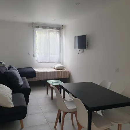 Renove 2023 Proche Aeroport 5min, Gare Sncf 2 Min, Tramway Au Pied De L'immeuble , Parking Possible, Renovated 2023 Near The Airport 5 Min, Train Station 2 Min, Tram Next To The Building 1 Min, Parking Possible * Ницца